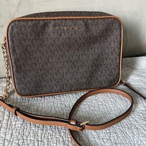 Michael Kors Jet Set in Brown
